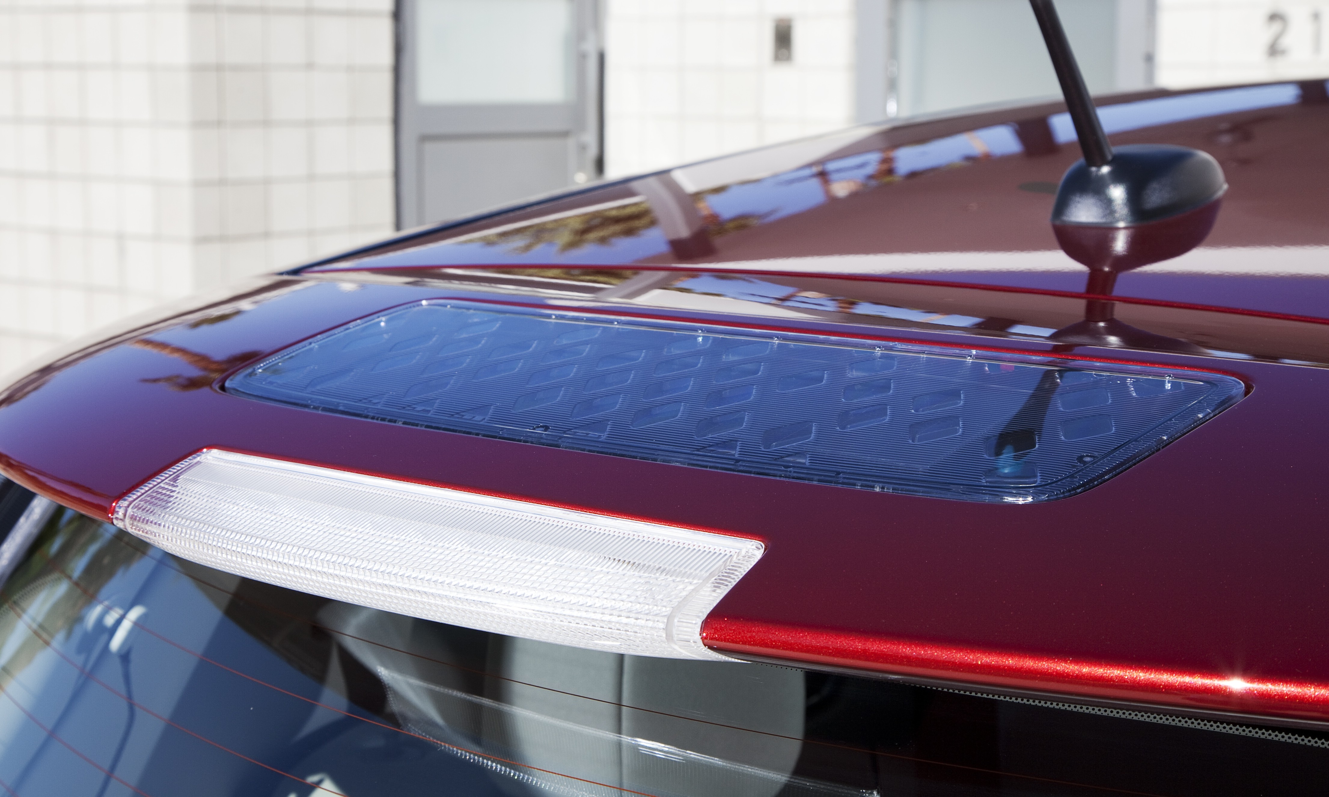 Nissan leaf roof spoiler solar cells #1